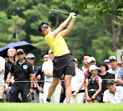 6番、ティーショットを放つ岩井明愛（撮影・たえ見朱実）