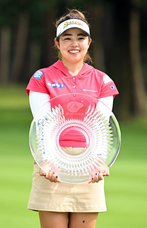 優勝を飾りシャーレを手に笑顔を見せる山下美夢有（撮影・たえ見朱実）