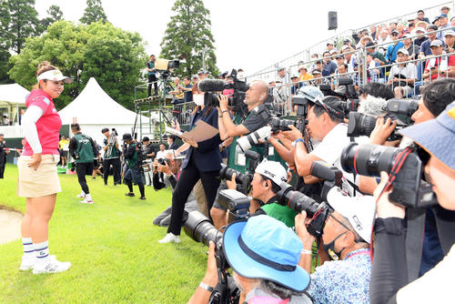 優勝を飾り笑顔を見せる山下美夢有（撮影・たえ見朱実）