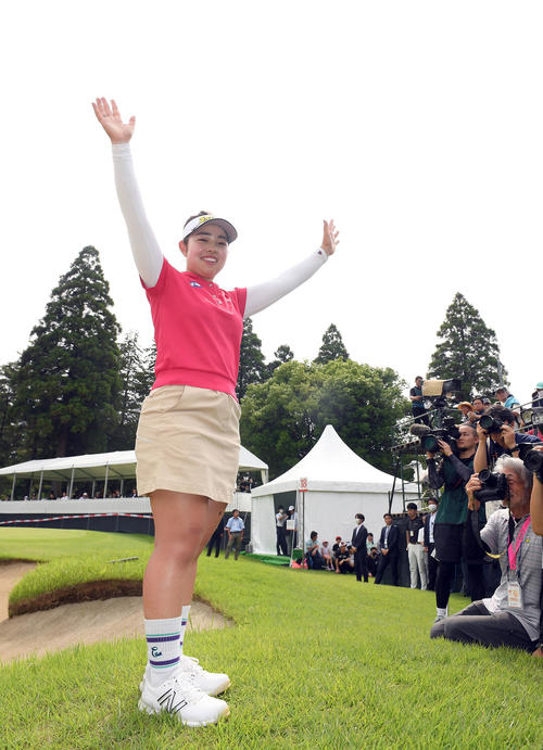 優勝を飾り笑顔を見せる山下美夢有（撮影・たえ見朱実）