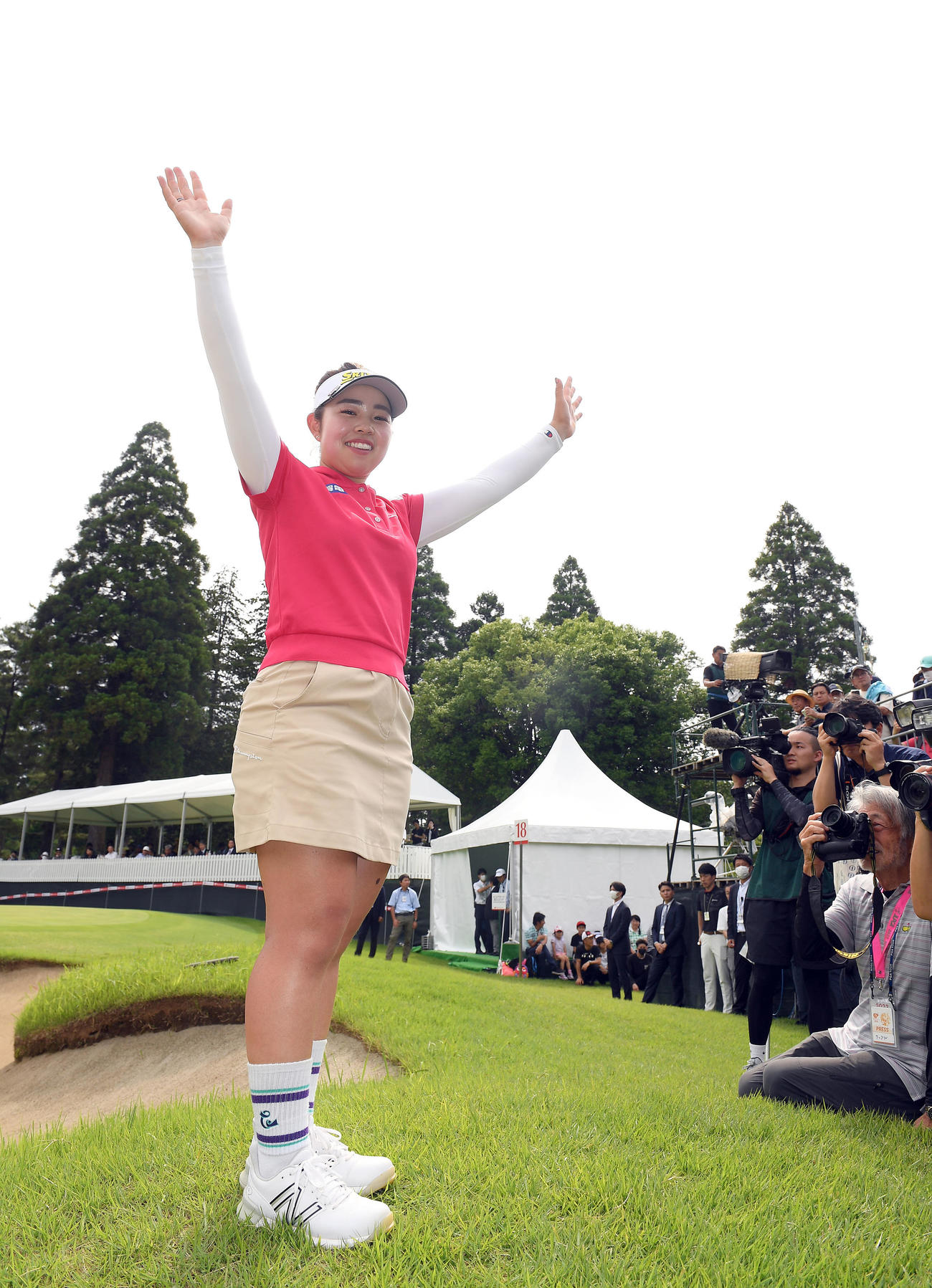 優勝を飾り笑顔を見せる山下美夢有（撮影・たえ見朱実）