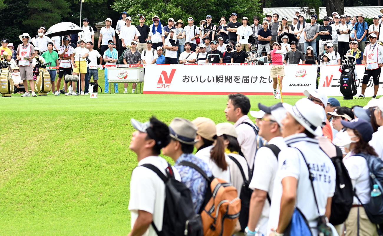 16番、ショットを放つ山下美夢有（撮影・たえ見朱実）