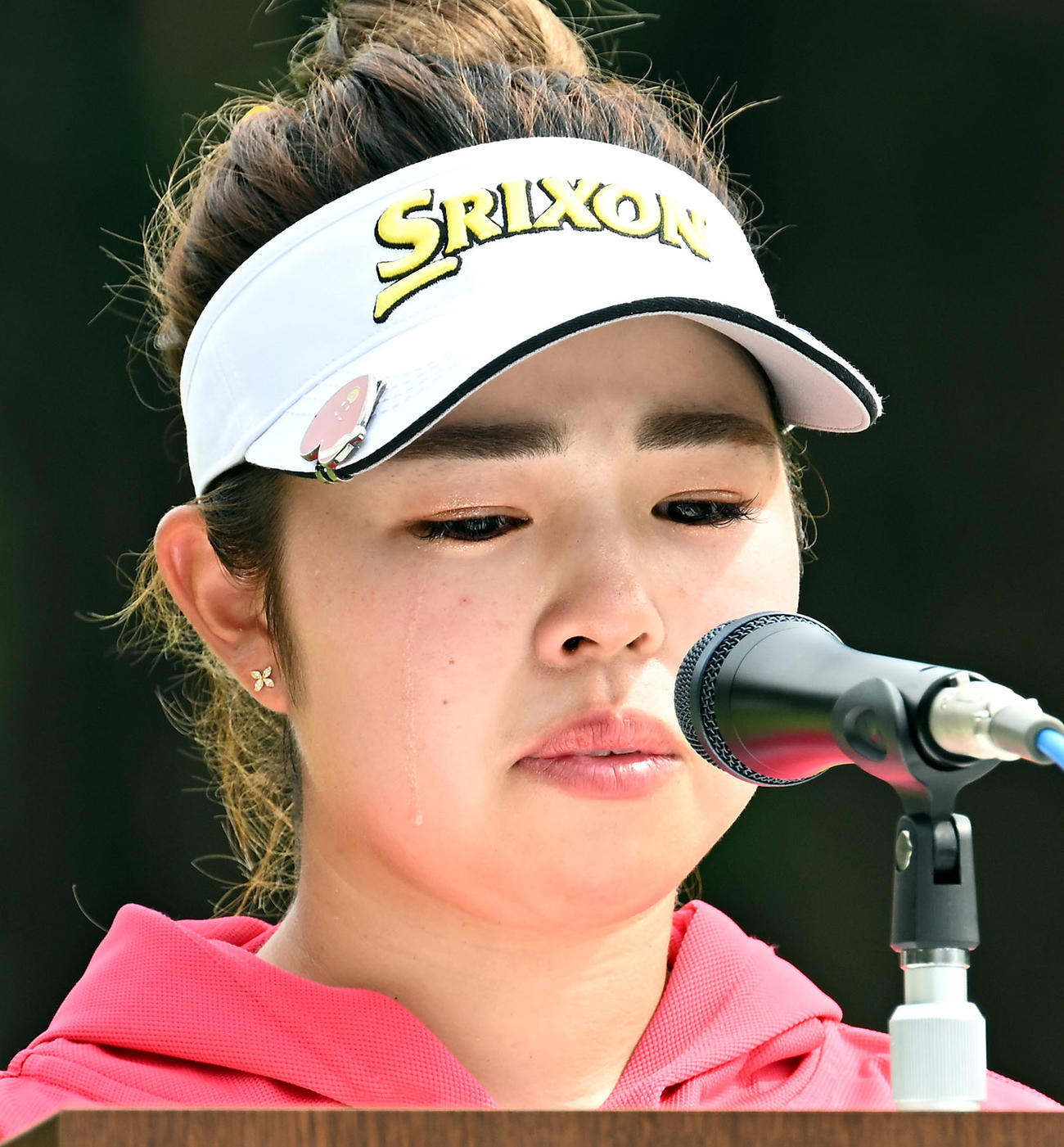 優勝を飾った山下美夢有は、スピーチで父への思いを語り涙を見せる（撮影・たえ見朱実）