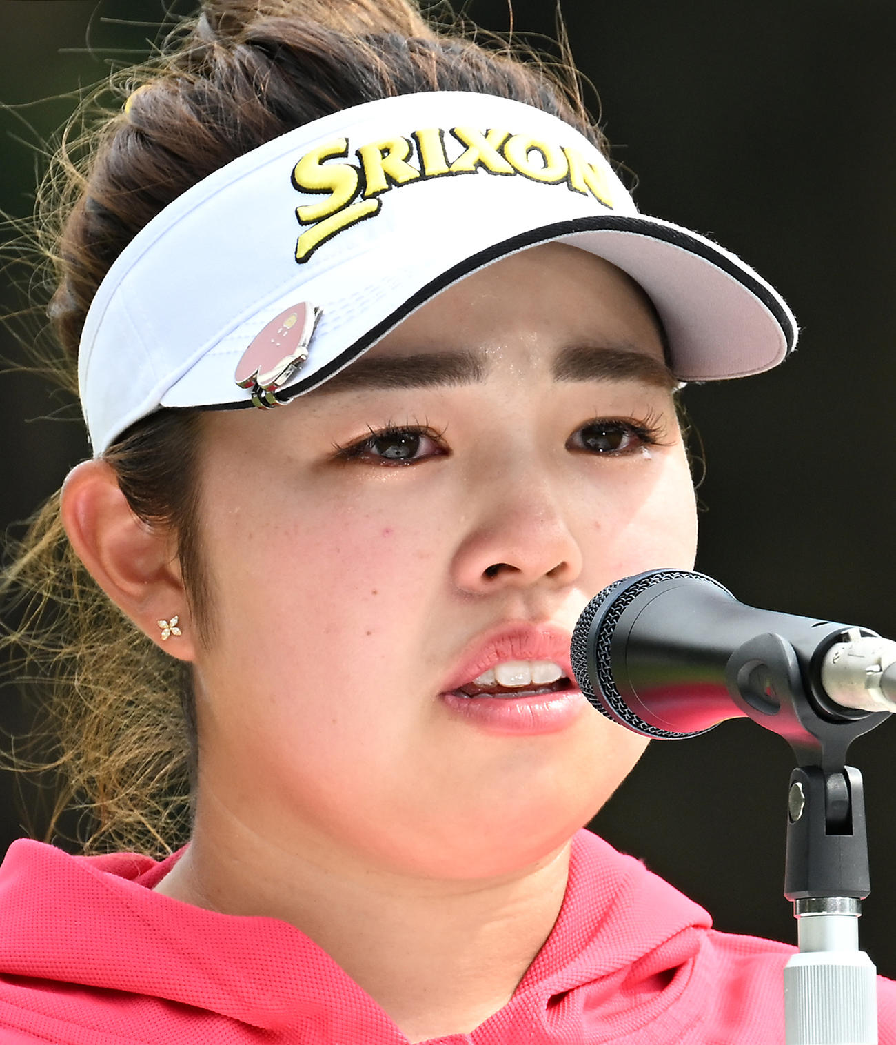 優勝を飾った山下美夢有は、スピーチで父への思いを語り涙を見せる（撮影・たえ見朱実）