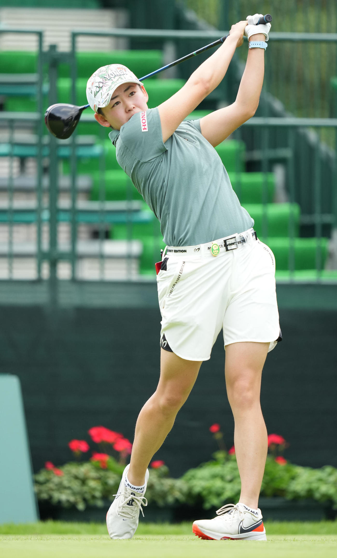 練習ラウンドでティーショットを放つ岩井明（撮影・鈴木みどり）