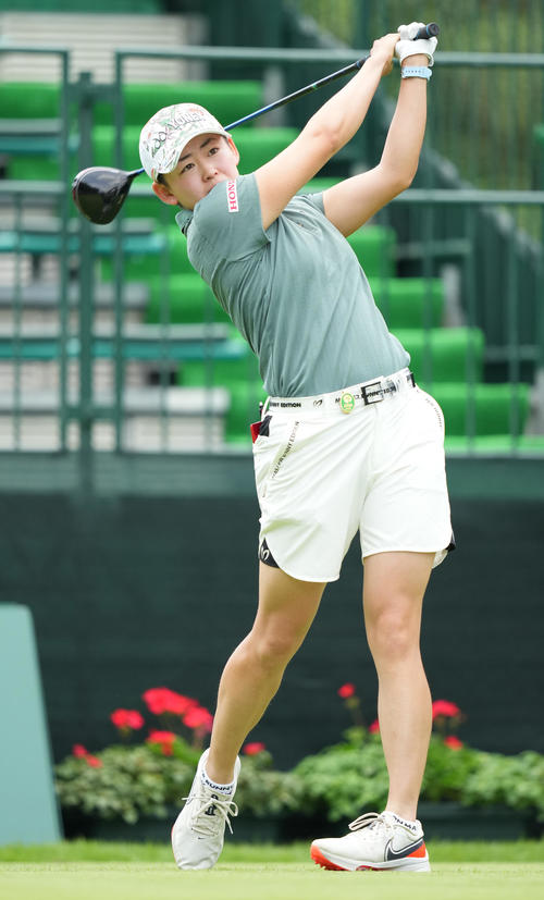 練習ラウンドでティーショットを放つ岩井明（撮影・鈴木みどり）