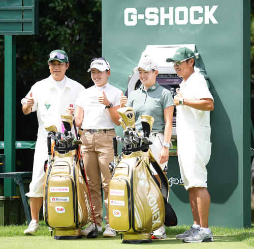 練習ラウンド前に記念撮影する岩井千（中央左）、岩井明（同右）（撮影・鈴木みどり）