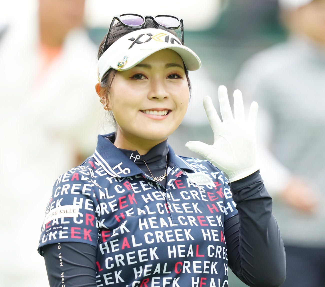 10番、手を振る青木瀬令奈（撮影・鈴木みどり）