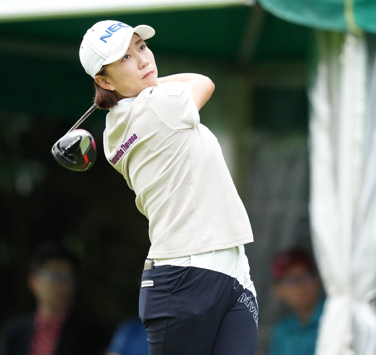 10番、ティーショットを放つ原江里菜（撮影・鈴木みどり）
