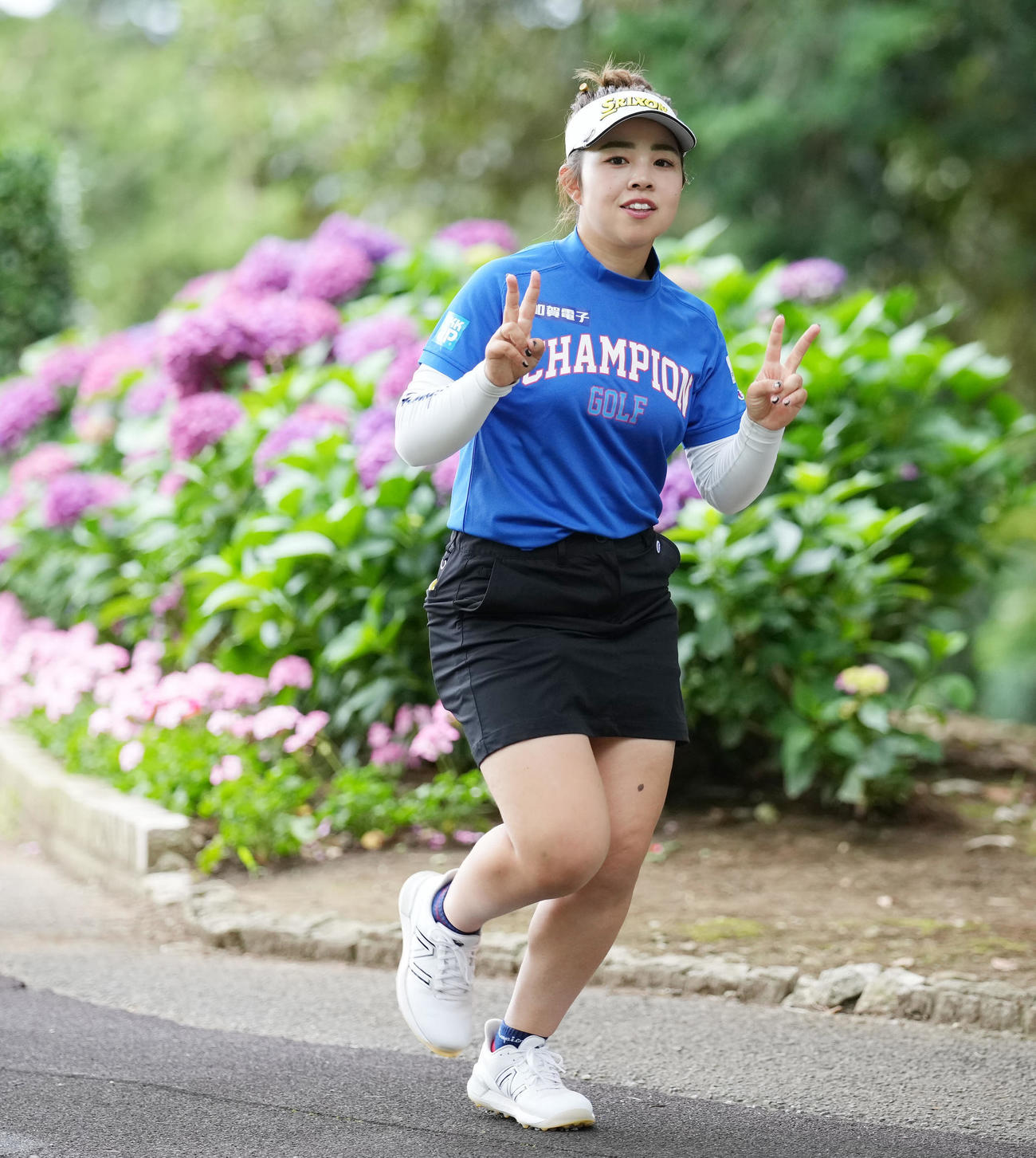 10番にピースしながら向かう山下美夢有（撮影・鈴木みどり）