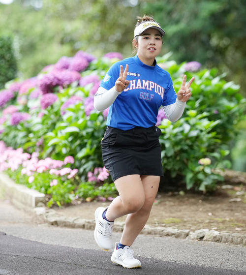 10番にピースしながら向かう山下美夢有（撮影・鈴木みどり）