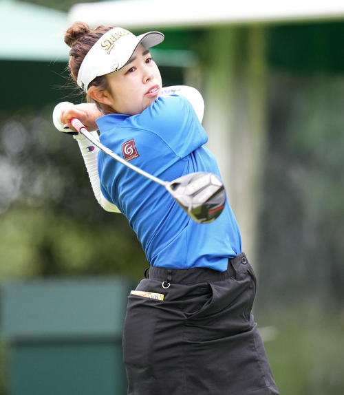 10番、ティーショットを放つ山下美夢有（撮影・鈴木みどり）