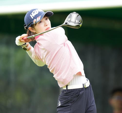 10番、ティーショットを放つ蛭田みな美（撮影・鈴木みどり）