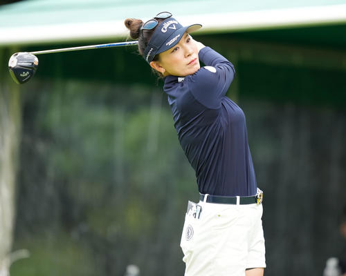 10番、ティーショットを放つ藤田光里（撮影・鈴木みどり）