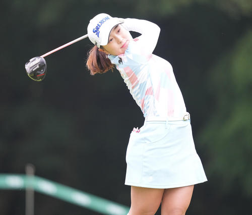 11番、ティーショットを放つ橋添（撮影・鈴木みどり）
