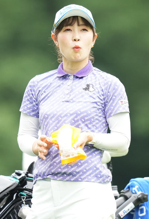 11番、お菓子を食べる蛭田（撮影・鈴木みどり）