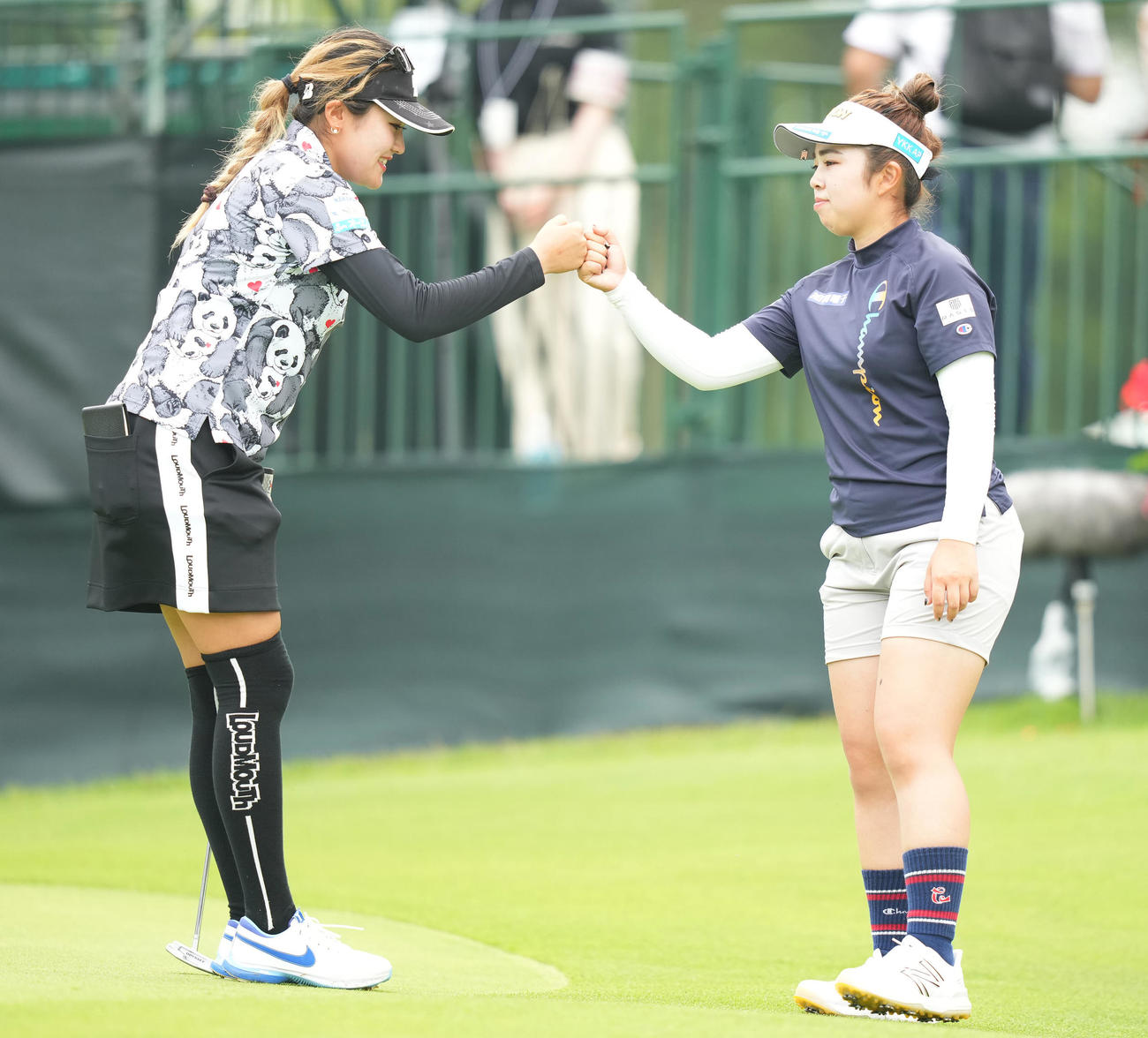 ラウンドを終え、タッチを交わす桑木（左）と山下（撮影・鈴木みどり）
