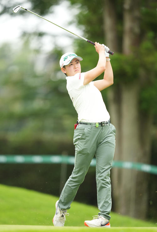 9番、ティーショットを放つ岩井明（撮影・鈴木みどり）