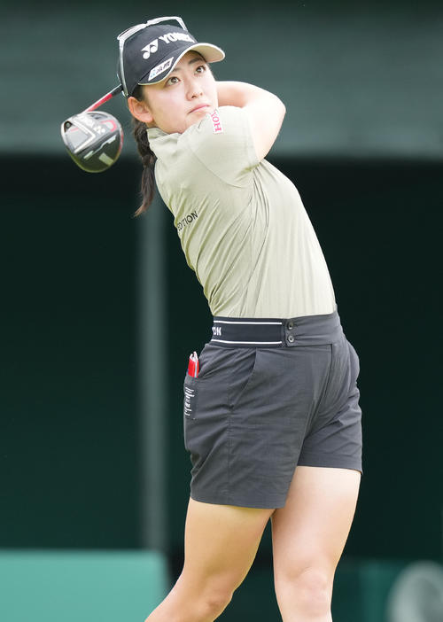 1番、ティーショットを放つ岩井千（撮影・鈴木みどり）