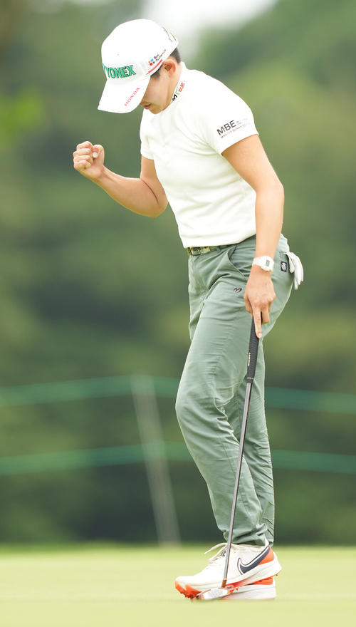 9番、バーディーで終えガッツポーズする岩井明（撮影・鈴木みどり）