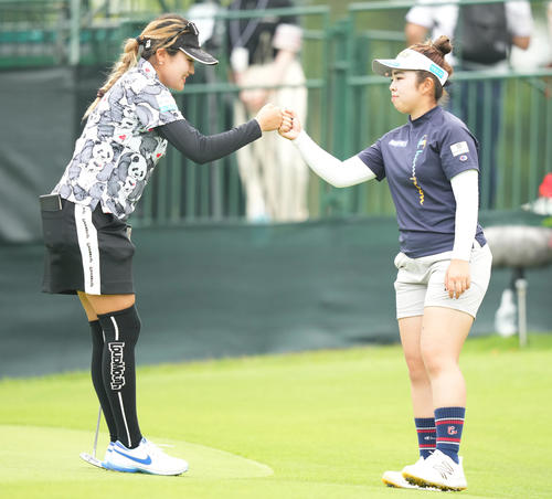 ラウンドを終え、タッチを交わす桑木（左）と山下（撮影・鈴木みどり）