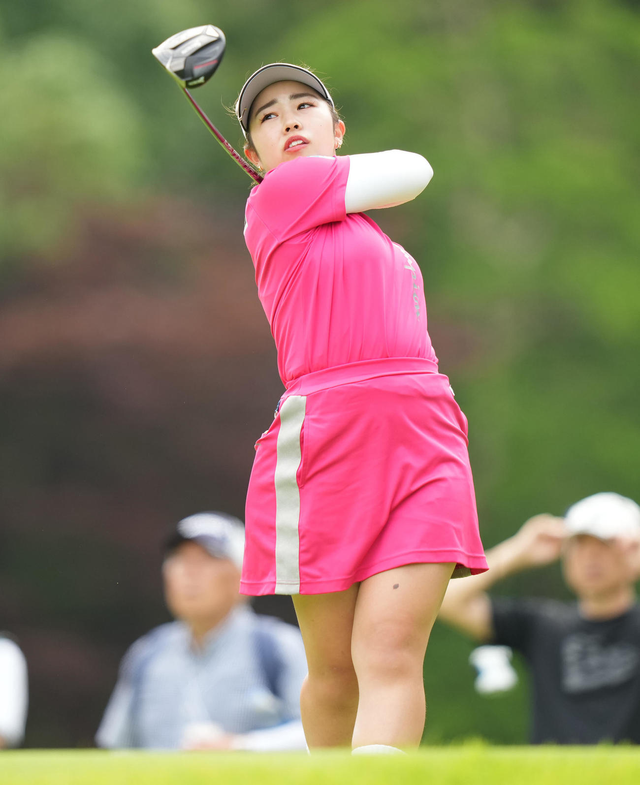 2番、ティーショットを放つ山下（撮影・鈴木みどり）