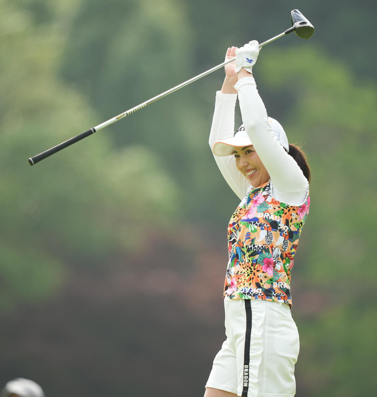 2番、ティーショット後に喜ぶ笠（撮影・鈴木みどり）