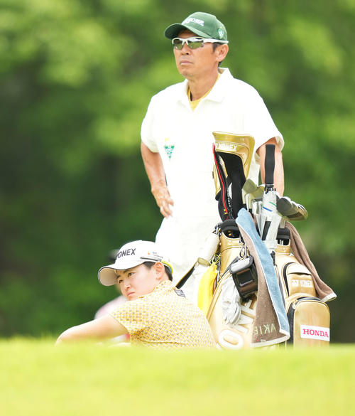 2番、座って待つ岩井明（撮影・鈴木みどり）