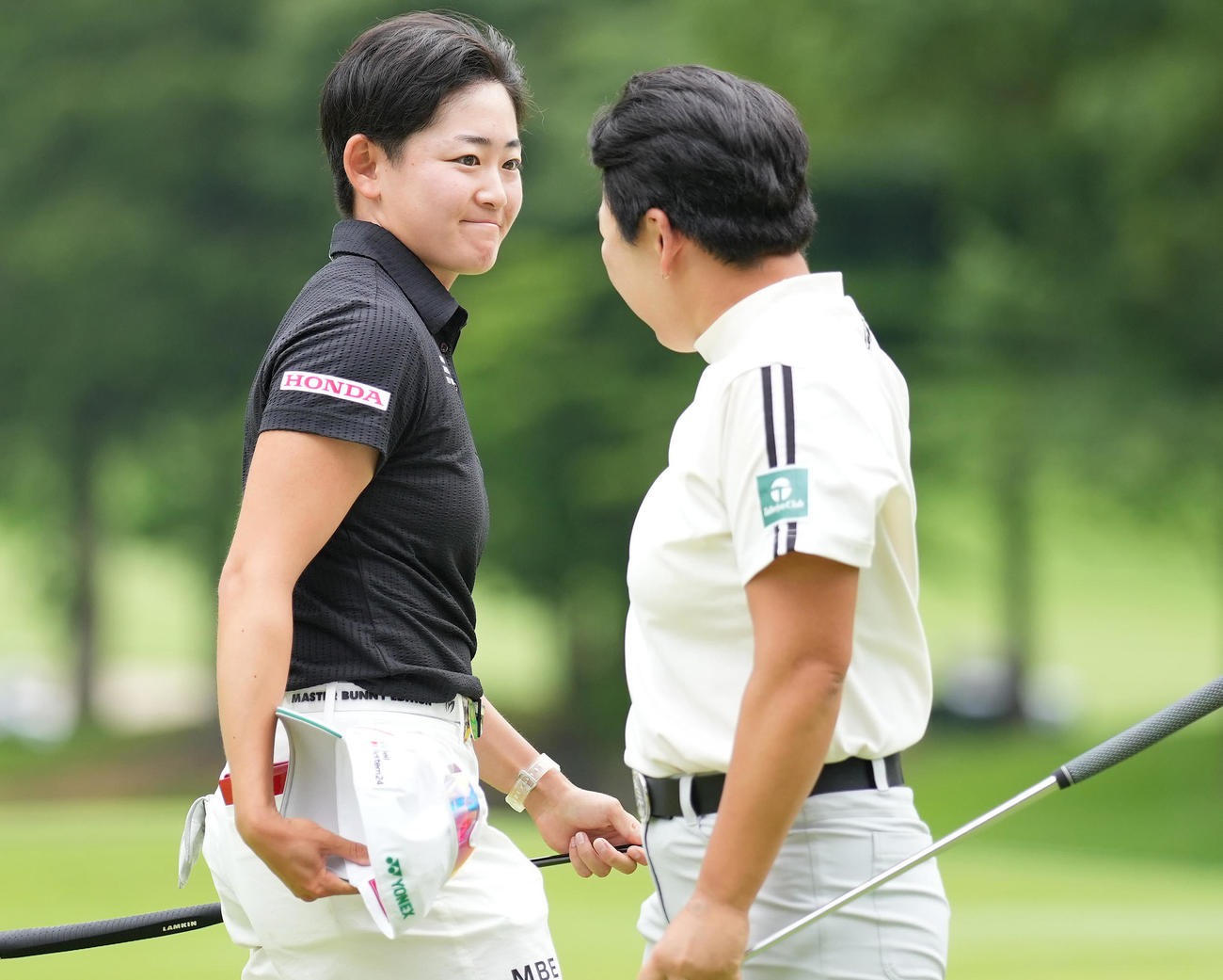 申ジエ（右）にプレーオフで敗れた岩井明は健闘をたたえ合う（撮影・鈴木みどり）