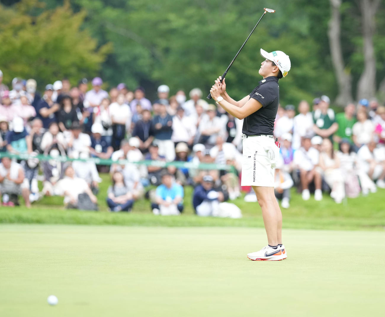 18番、バーディーパットを外し悔しがる岩井明（撮影・鈴木みどり）