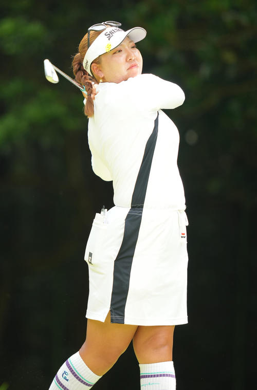4番、ティーショットを放つ仁井優花（撮影・鈴木みどり）