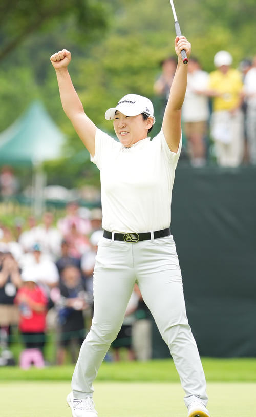 プレーオフを制し優勝を決めた申ジエはガッツポーズ（撮影・鈴木みどり）