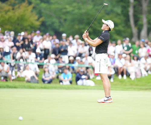 18番、バーディーパットを外し悔しがる岩井明（撮影・鈴木みどり）