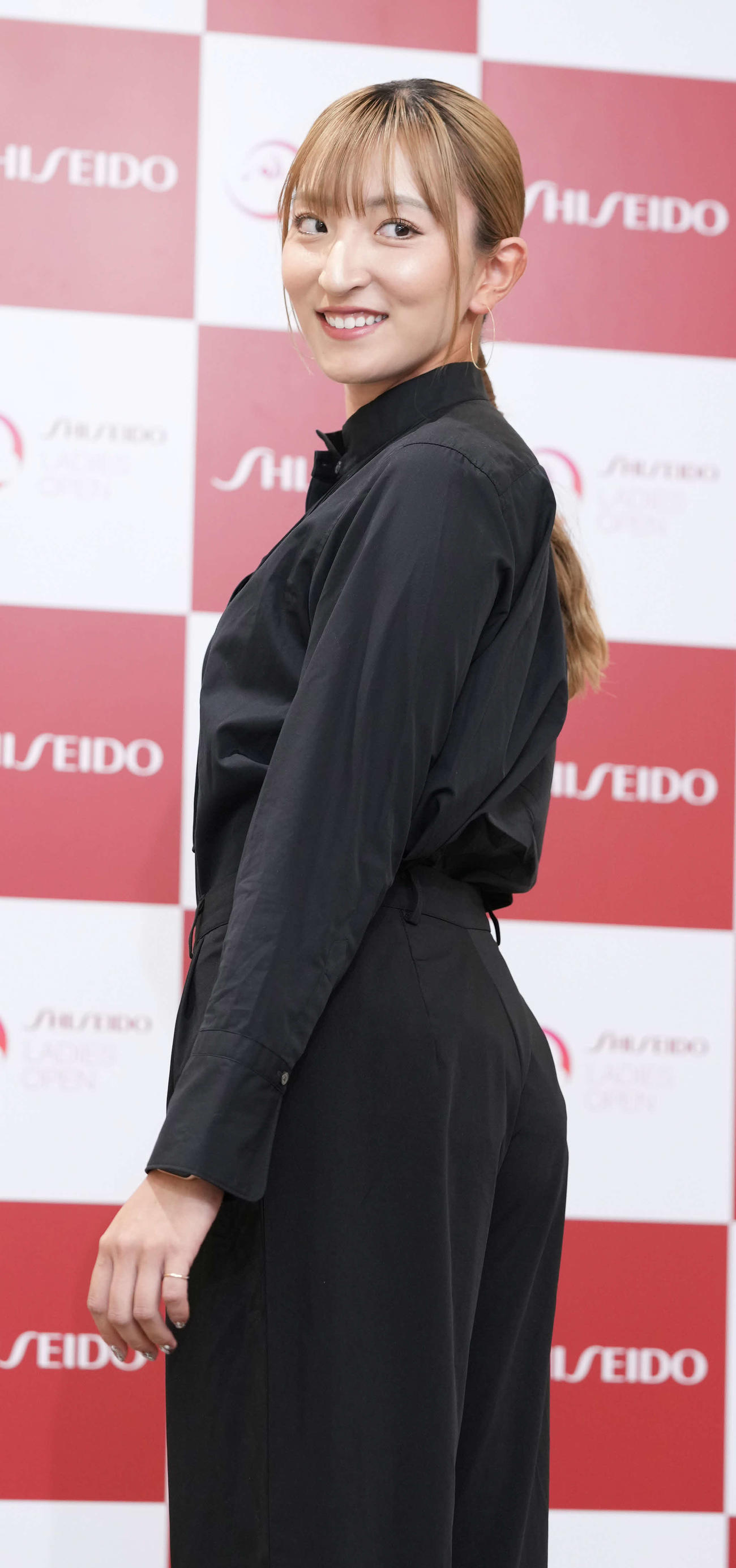 資生堂レディースオープンの前夜祭で華やかにドレスアップした衣装を披露する脇元華（撮影・小沢裕）