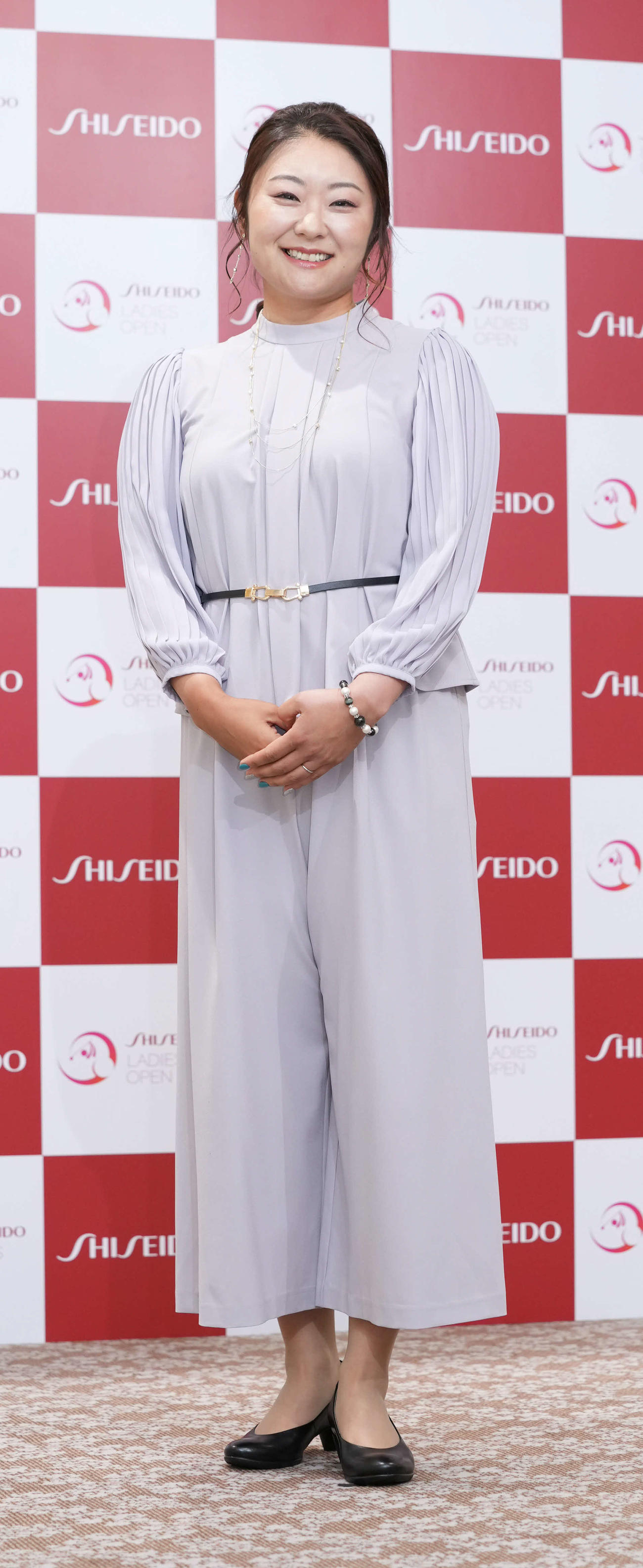 資生堂レディースオープンの前夜祭で華やかにドレスアップした衣装を披露する藤田さいき（撮影・小沢裕）