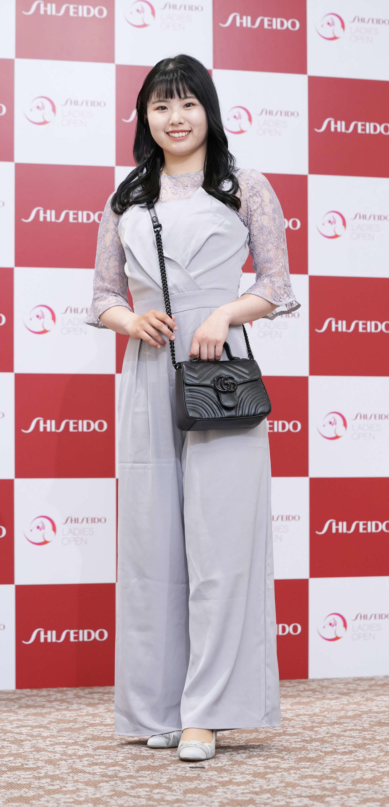 資生堂レディースオープンの前夜祭で華やかにドレスアップした衣装を披露する尾関彩美悠（撮影・小沢裕）