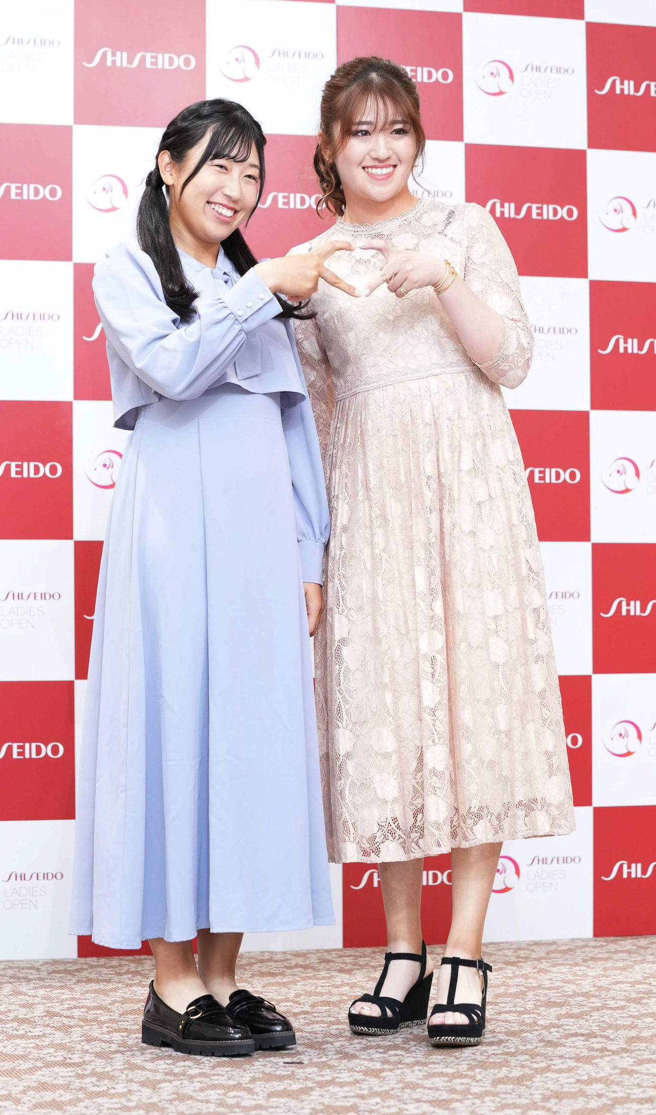 資生堂レディースオープンの前夜祭で華やかにドレスアップした衣装を披露する菅沼菜々（左）と稲見萌寧（撮影・小沢裕）
