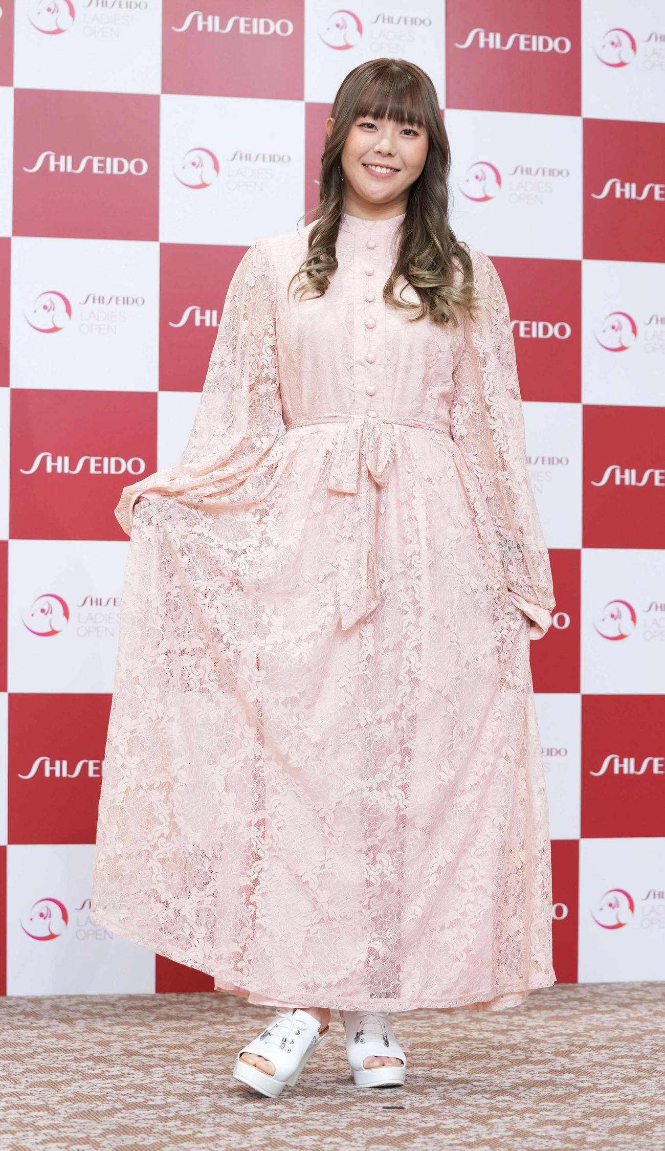 資生堂レディースオープンの前夜祭で華やかにドレスアップした衣装を披露する吉田優利（撮影・小沢裕）