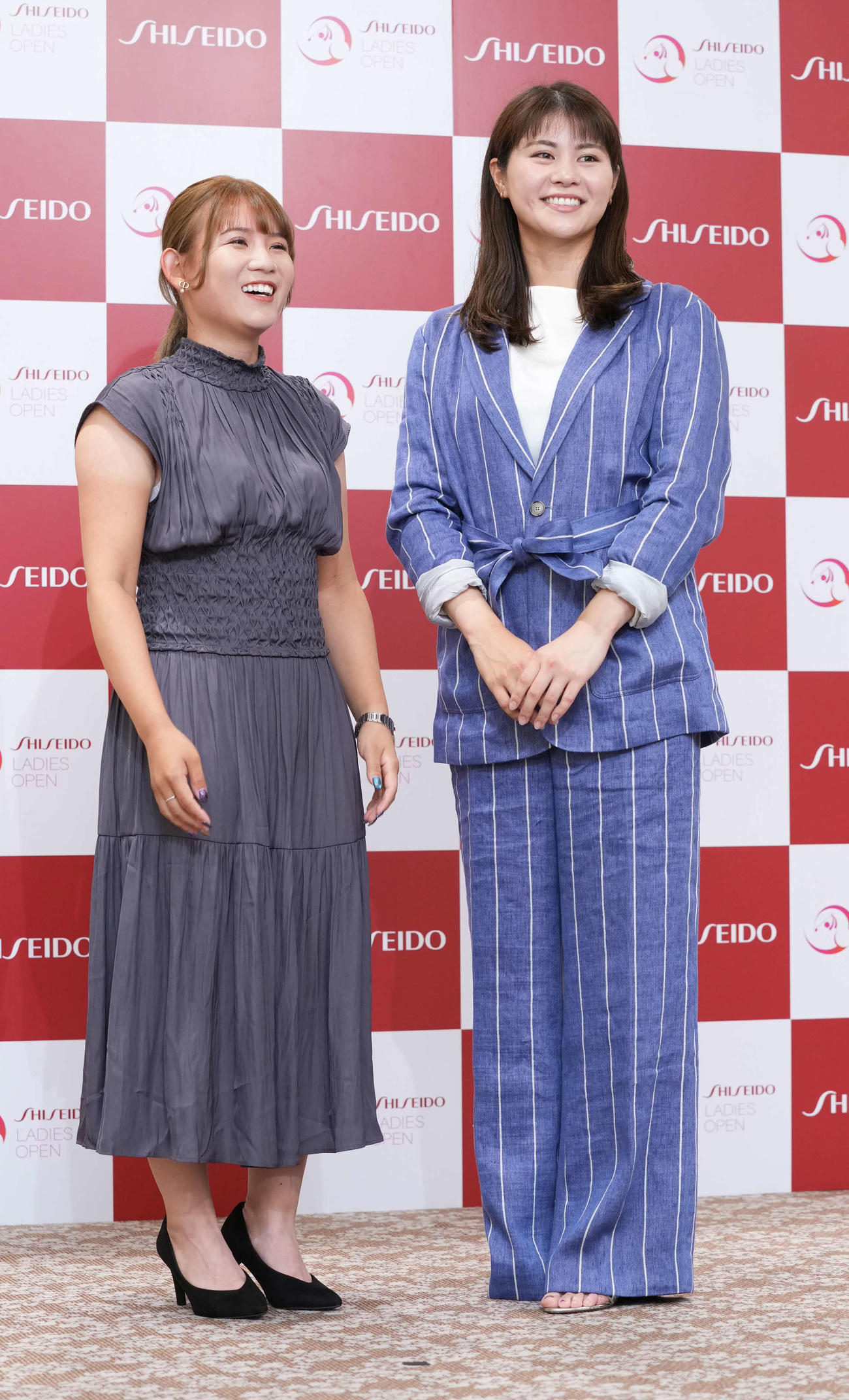 資生堂レディースオープンの前夜祭で華やかにドレスアップした衣装を披露する吉本ひかる（左）と新垣比菜（撮影・小沢裕）