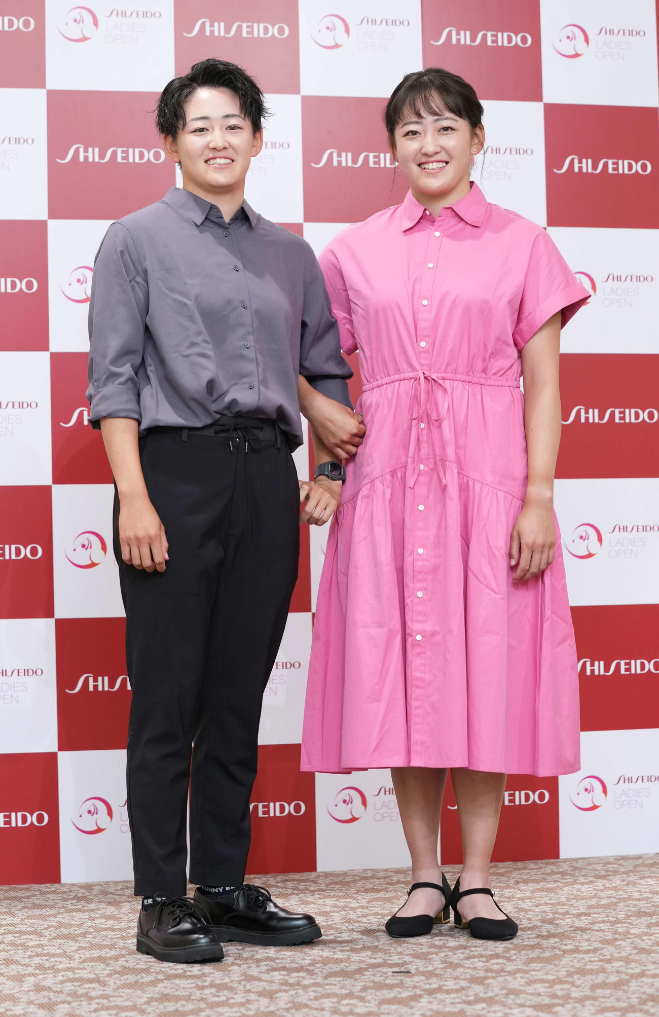 資生堂レディースオープンの前夜祭で華やかにドレスアップした衣装を披露する岩井明愛（左）、岩井千怜姉妹（撮影・小沢裕）