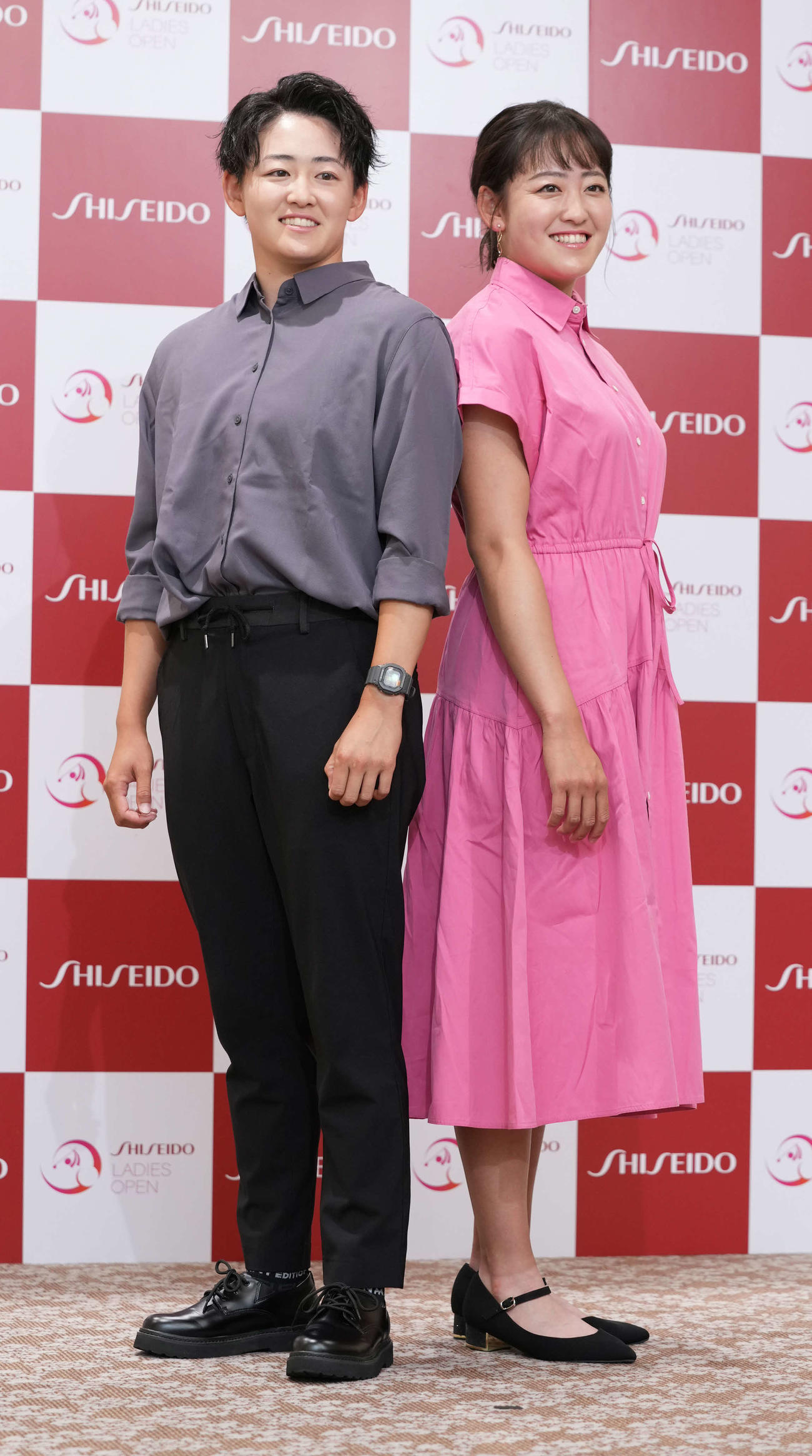 資生堂レディースオープンの前夜祭で華やかにドレスアップした衣装を披露する岩井明愛（左）、岩井千怜姉妹（撮影・小沢裕）