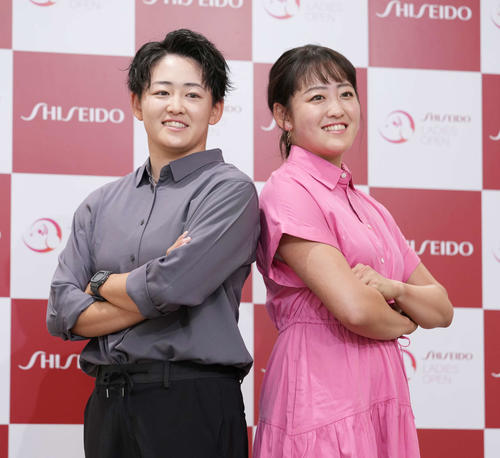 資生堂レディースオープンの前夜祭で華やかにドレスアップした衣装を披露する岩井明愛（左）、岩井千怜姉妹（撮影・小沢裕）