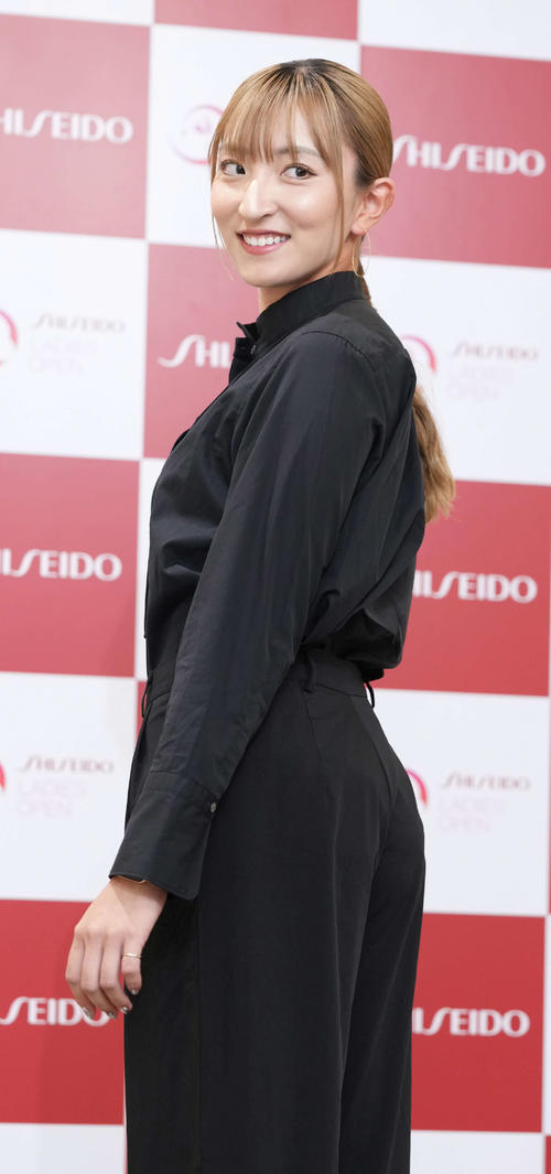資生堂レディースオープンの前夜祭で華やかにドレスアップした衣装を披露する脇元華（撮影・小沢裕）