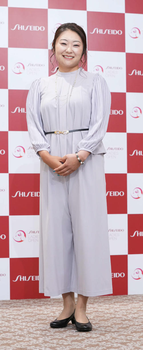 資生堂レディースオープンの前夜祭で華やかにドレスアップした衣装を披露する藤田さいき（撮影・小沢裕）
