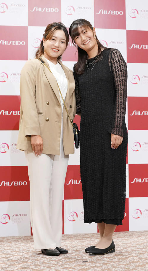 資生堂レディースオープンの前夜祭で華やかにドレスアップした衣装を披露する佐藤心結（左）と神谷そら（撮影・小沢裕）