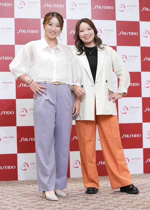 資生堂レディースオープンの前夜祭で華やかにドレスアップした衣装を披露する渋沢莉絵留（左）と後藤未有（撮影・小沢裕）