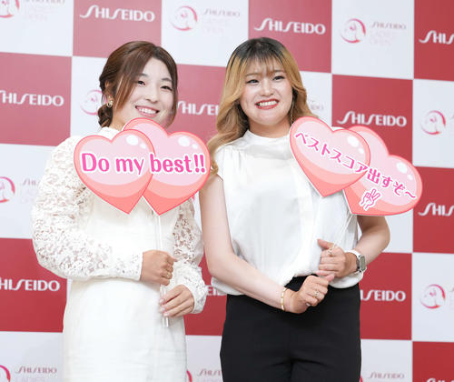 資生堂レディースオープンの前夜祭でメッセージボードを手に華やかにドレスアップした衣装を披露する佐久間朱莉（左）と桑木志帆（撮影・小沢裕）