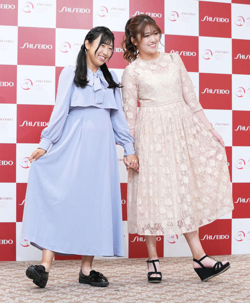 資生堂レディースオープンの前夜祭で華やかにドレスアップした衣装を披露する菅沼菜々（左）と稲見萌寧（撮影・小沢裕）