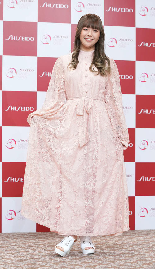 資生堂レディースオープンの前夜祭で華やかにドレスアップした衣装を披露する吉田優利（撮影・小沢裕）