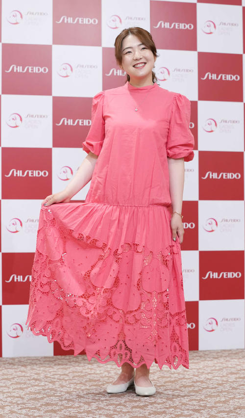 資生堂レディースオープンの前夜祭で華やかにドレスアップした衣装を披露する山内日菜子（撮影・小沢裕）